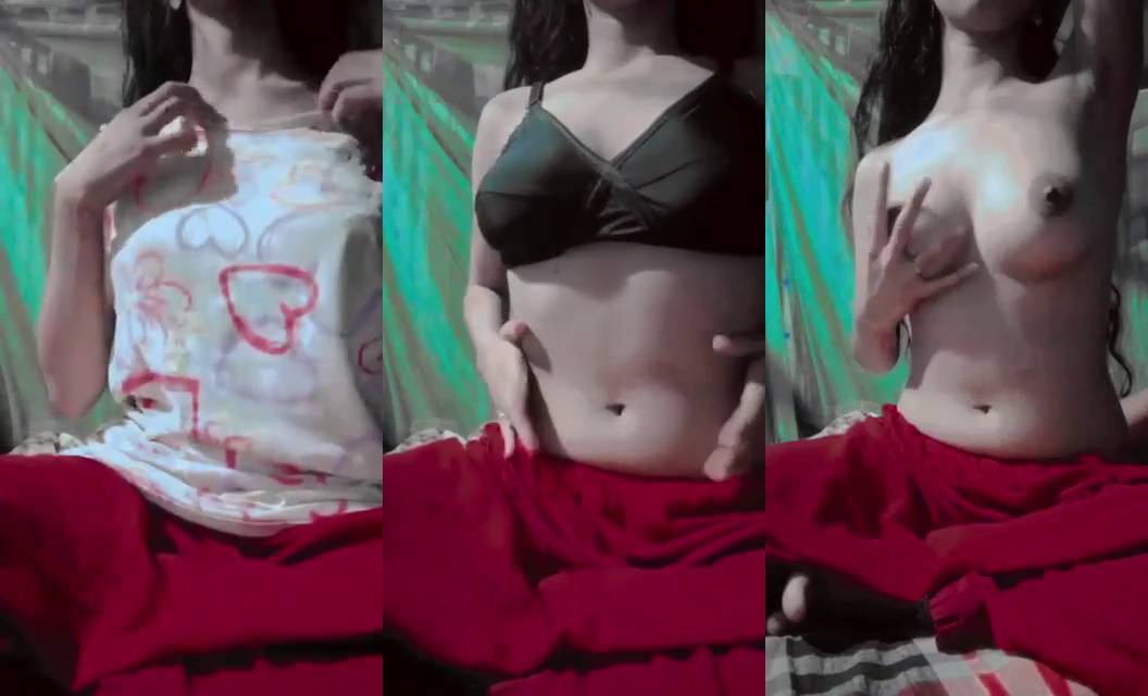 Desi Indian Teen Showing Her Small Boobs on Camera Viral Video