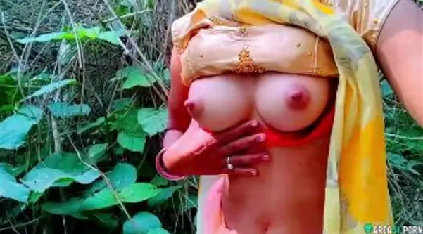 Sexy Desi Bhabhi Showing Her Tight Boobs in Jungle HD Video